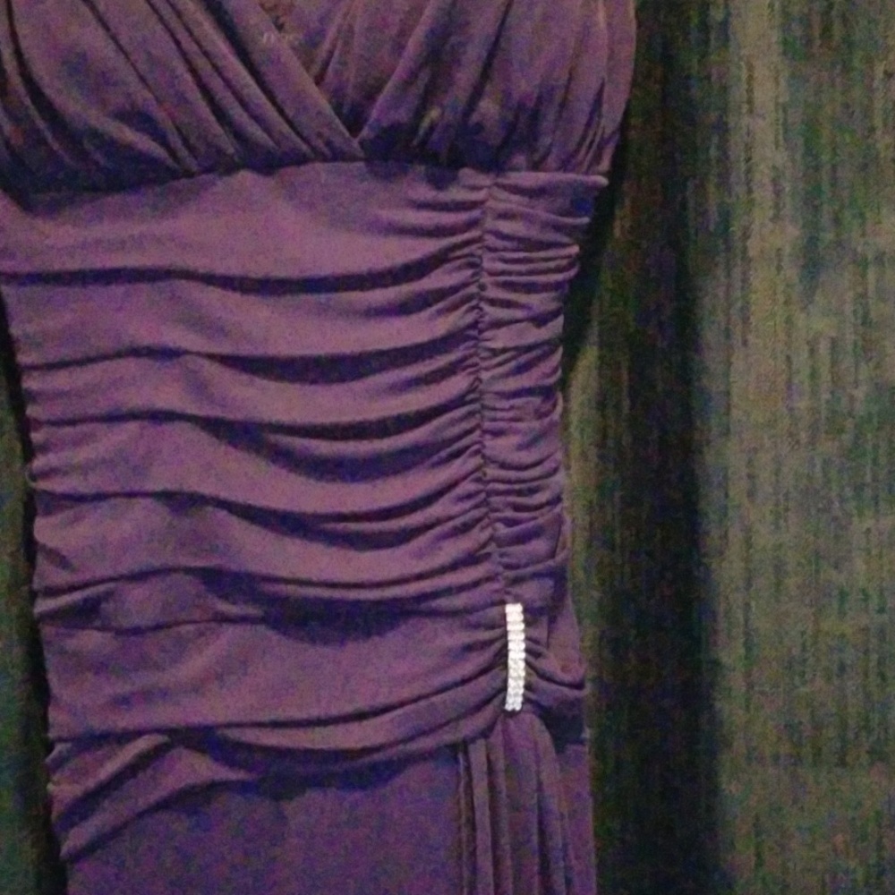 Classic, Elegant full length runway ready gown! - Picture 2 of 9